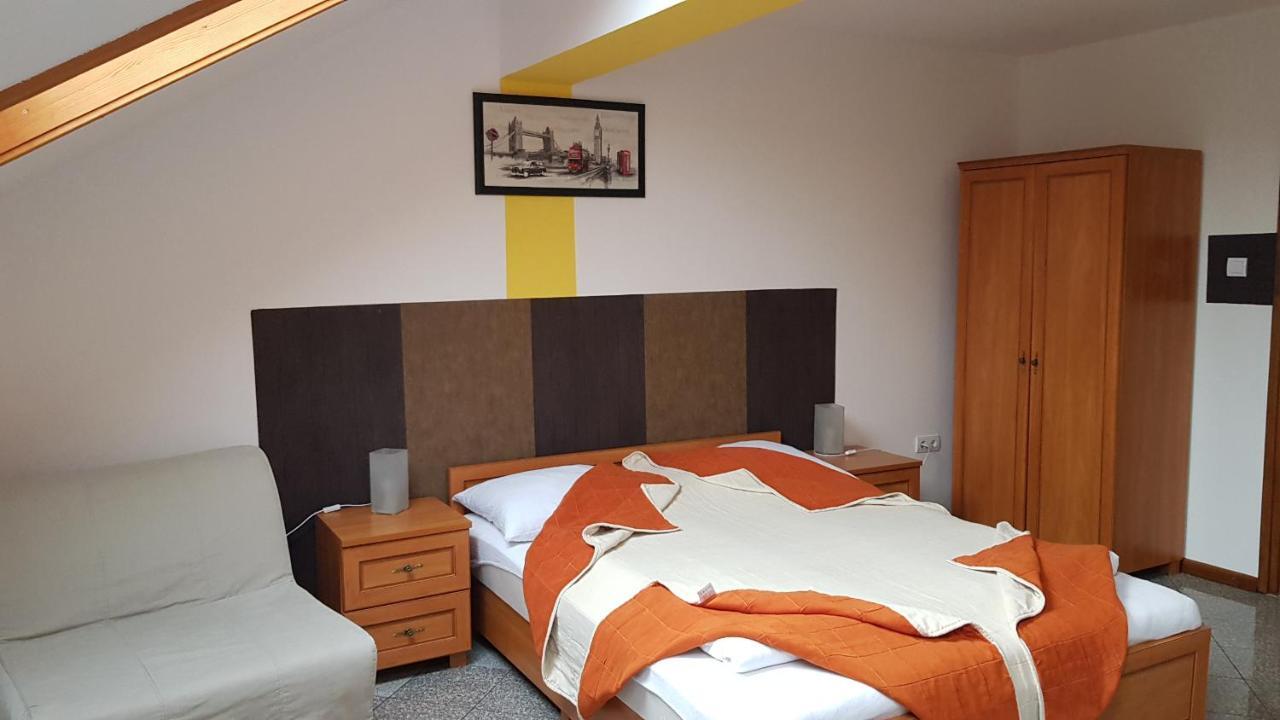 Aquarius Vendeghaz Hotel Szeged Ngoại thất bức ảnh